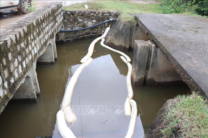 Khoanh vùng không cho dầu lan rộng ra môi trường. Ảnh: Phạm Cường-TTXVN