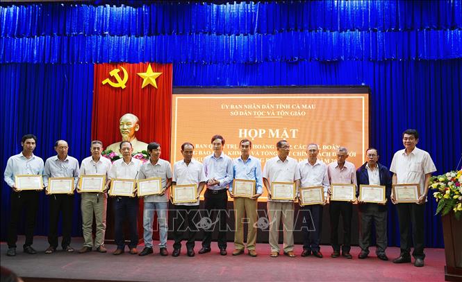 Phó Giám đốc Sở Dân tộc và Tôn giáo tỉnh Cà Mau Lương Văn Pho trao Giấy khen đến các tập thể, cá nhân có thành tích xuất sắc, tiêu biểu trong công tác tuyên truyền, vận động đồng bào các dân tộc thực hiện tốt chính sách của Đảng, pháp luật của Nhà nước năm 2025.  Ảnh: Chanh Đa-TTXVN