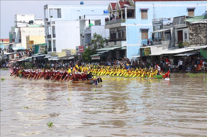 Giải đua ghe Ngo không chỉ là một cuộc tranh tài thể thao mà còn là dịp tôn vinh những nét đẹp văn hóa truyền thống của đồng bào dân tộc Khmer tỉnh Cà Mau.  Ảnh: Chanh Đa-TTXVN