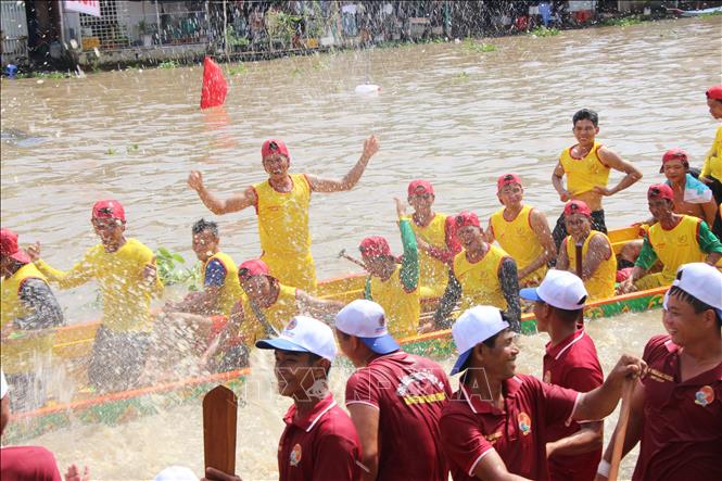 Các vận động viên chung vui sau khi đạt thành tích cao tại giải Đua ghe Ngo xã Phước Long (tỉnh Cà Mau) năm 2025. Ảnh: Chanh Đa-TTXVN
