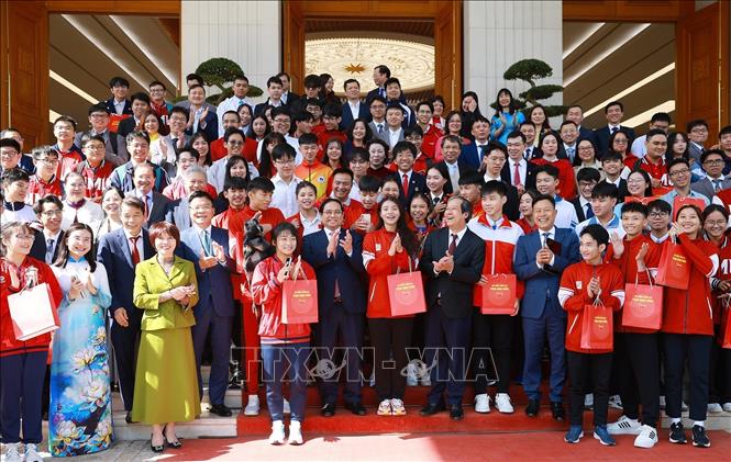 Thủ tướng Phạm Minh Chính với học sinh đoạt giải tại các kỳ thi quốc tế năm 2025. Ảnh: Dương Giang-TTXVN

