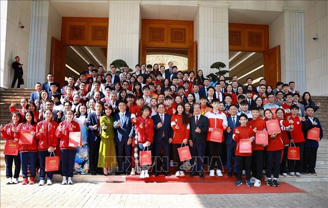 Thủ tướng Phạm Minh Chính với học sinh đoạt giải tại các kỳ thi quốc tế năm 2025. Ảnh: Dương Giang-TTXVN

