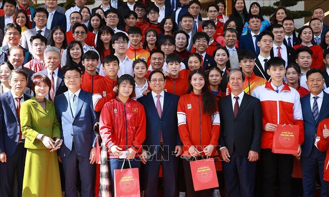 Thủ tướng Phạm Minh Chính với học sinh đoạt giải tại các kỳ thi quốc tế năm 2025. Ảnh: Dương Giang-TTXVN
