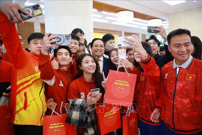 Thủ tướng Phạm Minh Chính với học sinh đoạt giải tại các kỳ thi quốc tế năm 2025. Ảnh: Dương Giang-TTXVN
