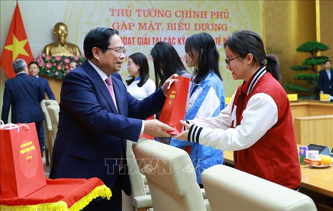 Thủ tướng Phạm Minh Chính tặng quà biểu dương học sinh đoạt giải tại các kỳ thi quốc tế năm 2025. Ảnh: Dương Giang-TTXVN
