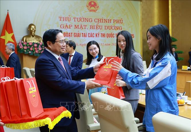 Thủ tướng Phạm Minh Chính tặng quà biểu dương học sinh đoạt giải tại các kỳ thi quốc tế năm 2025. Ảnh: Dương Giang-TTXVN
