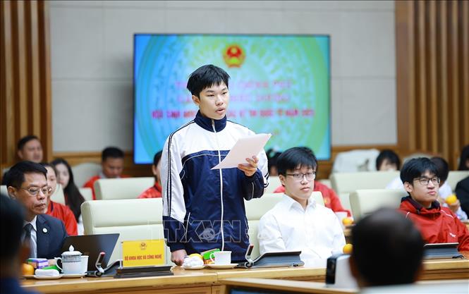 Học sinh Nguyễn Thế Quân, lớp 12A Trường THPT Chuyên Phan Bội Châu (Nghệ An) giành huy chương Vàng tại kỳ thi Olympic Vật lý quốc tế (IPhO) năm 2025 phát biểu. Ảnh: Dương Giang-TTXVN 

