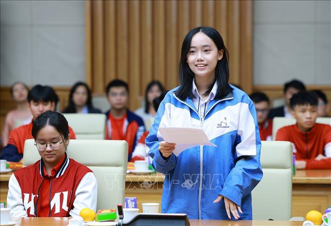 Học sinh Trương Thanh Xuân, lớp 11, Trường Trung học phổ thông Chuyên Bắc Ninh giành huy chương Đồng kỳ thi Olympic Toán quốc tế (IMO) 2025 tại Australia phát biểu. Ảnh: Dương Giang-TTXVN 
