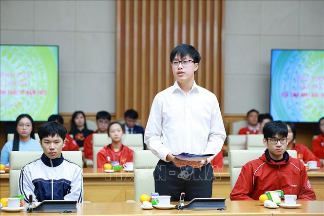 Tài năng trẻ Nguyễn Đức Kiên, học sinh Học viện Âm nhạc quốc gia, giành giải Nhất cuộc thi Piano quốc tế Fujairah lần thứ 6 tại Các Tiểu vương quốc Ả rập thống nhất (UAE) phát biểu. Ảnh: Dương Giang-TTXVN 
