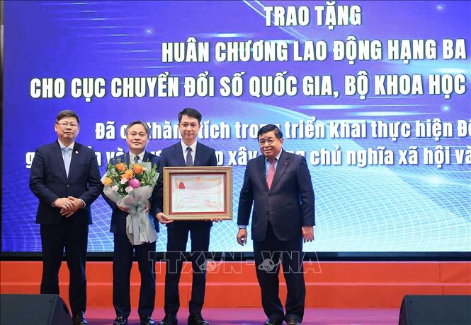 Phó Thủ tướng Nguyễn Chí Dũng trao Huân chương Lao động hạng Ba của Chủ tịch nước tặng Cục Chuyển đổi số Quốc gia (Bộ Khoa học và Công nghệ). Ảnh: Hoàng Hiếu - TTXVN
