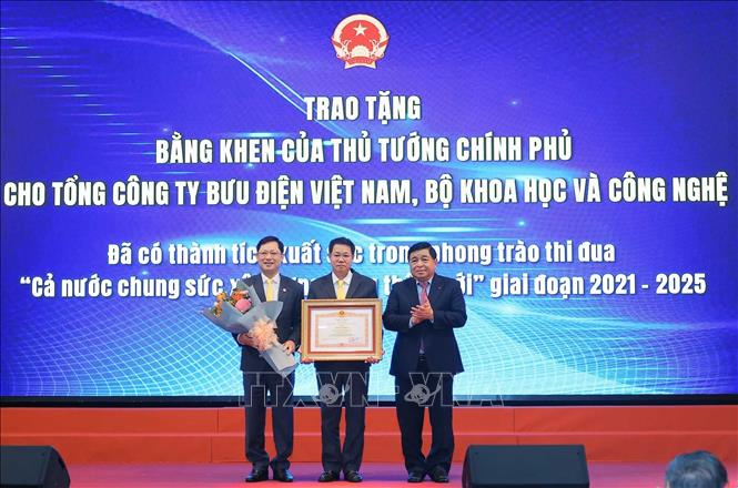 Phó Thủ tướng Nguyễn Chí Dũng trao Bằng khen của Thủ tướng Chính phủ tặng Tổng Công ty Bưu điện Việt Nam. Ảnh: Hoàng Hiếu - TTXVN