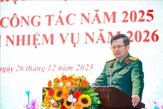 Thiếu tướng Dương Minh Hải, Cục trưởng Cục Khoa học quân sự (Bộ Quốc phòng) trình bày tham luận: “Kết quả nghiên cứu khoa học kỹ thuật và công nghệ trong Bộ Quốc phòng năm 2025, nhiệm vụ trọng tâm năm 2026”. Ảnh: Hoàng Hiếu - TTXVN