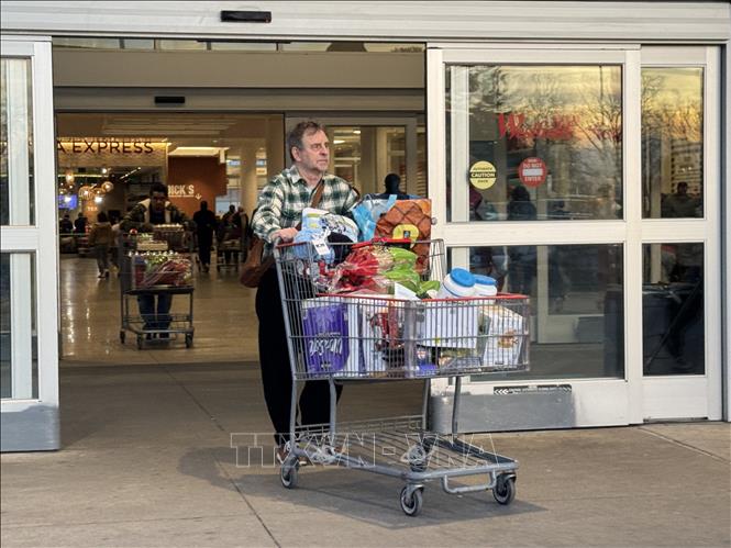 Một khách hàng đang đẩy xe chở đồ nhu yếu phẩm tại khu buôn bán Westfield, bang Maryland. Ảnh: Đoàn Hùng - PV TTXVN tại Mỹ