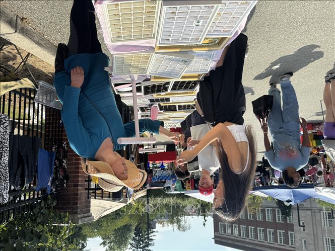 Khách hàng lựa chọn đồ tại một khu chợ đồ cũ ở thủ đô Washington D.C. Ảnh: Đoàn Hùng - PV TTXVN tại Mỹ