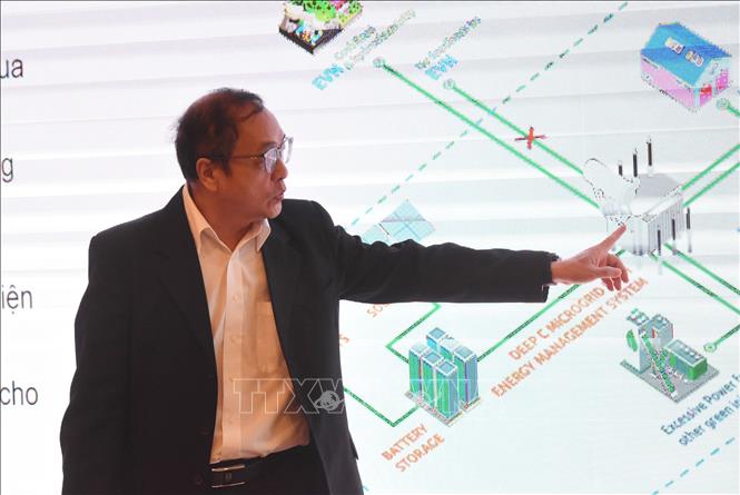Chuyên gia về năng lượng tái tạo chia sẻ về tiềm năng phát triển điện mặt trời mái nhà tại Việt Nam. Ảnh: Lê Xuân-TTXVN