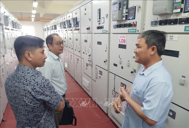 Chuyên gia lắng nghe chia sẻ của doanh nghiệp tại Khu công nghiệp Long Đức (tỉnh Đồng Nai) khi sử dụng năng lượng tái tạo trong sản xuất. Ảnh: Lê Xuân-TTXVN