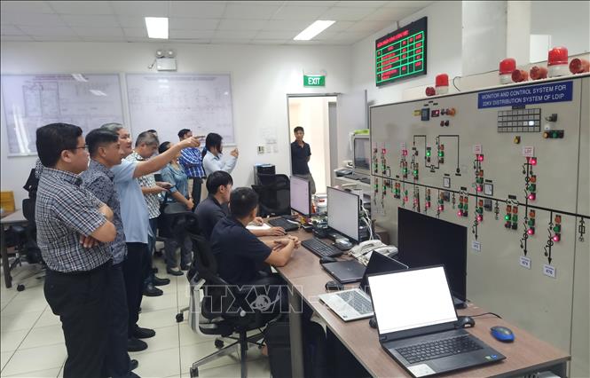 Các chuyên gia về năng lượng tái tạo thực hiện khảo sát về năng lượng mặt trời tại Khu công nghiệp Long Đức (tỉnh Đồng Nai). Ảnh: Lê Xuân-TTXVN