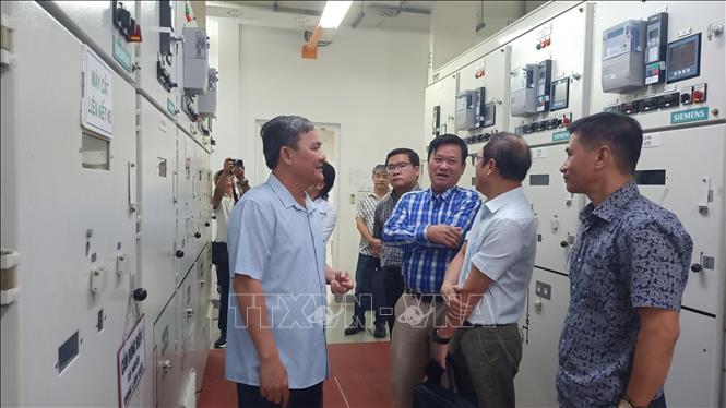 Các chuyên gia về năng lượng tái tạo thực hiện khảo sát về năng lượng mặt trời tại Khu công nghiệp Long Đức (tỉnh Đồng Nai). Ảnh: Lê Xuân-TTXVN