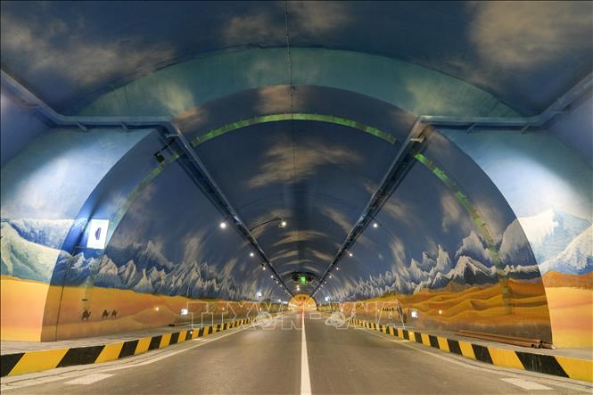 Đường hầm Thiên Sơn Thắng Lợi trên cao tốc Urumqi-Yuli ở Khu tự trị Tân Cương Duy Ngô Nhĩ, Trung Quốc. Ảnh: THX/TTXVN