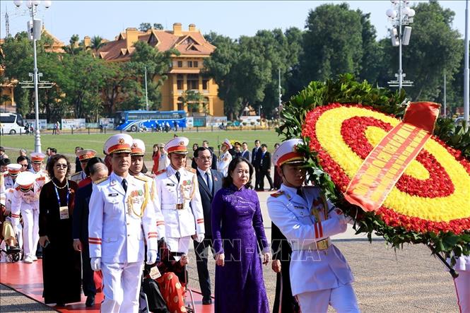 Phó Chủ tịch nước Võ Thị Ánh Xuân cùng các đại biểu vào Lăng viếng Chủ tịch Hồ Chí Minh. Ảnh: Tuấn Anh - TTXVN