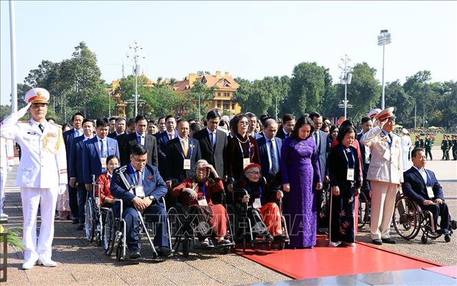 Phó Chủ tịch nước Võ Thị Ánh Xuân cùng các đại biểu thành kính tưởng niệm Chủ tịch Hồ Chí Minh. Ảnh: Tuấn Anh - TTXVN