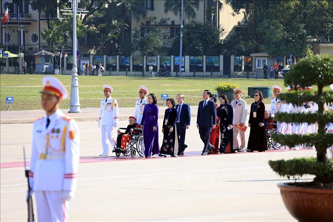 Phó Chủ tịch nước Võ Thị Ánh Xuân cùng các đại biểu vào Lăng viếng Chủ tịch Hồ Chí Minh. Ảnh: Tuấn Anh - TTXVN