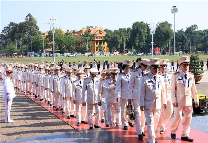 Đoàn đại biểu Bộ Công an vào Lăng viếng Chủ tịch Hồ Chí Minh. Ảnh: Tuấn Anh - TTXVN