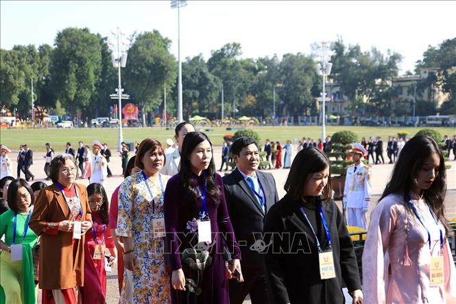 Các đại biểu vào Lăng viếng Chủ tịch Hồ Chí Minh. Ảnh: Tuấn Anh - TTXVN