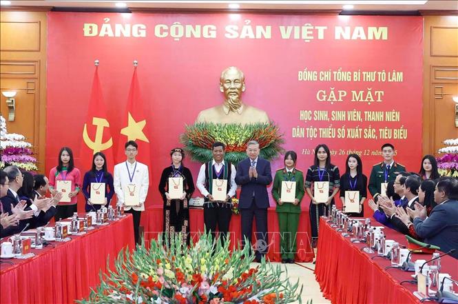 Tổng Bí thư Tô Lâm tặng quà học sinh, sinh viên, thanh niên dân tộc thiểu số xuất sắc, tiêu biểu. Ảnh: Thống Nhất – TTXVN