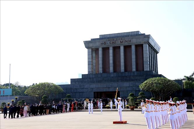 Các đại biểu vào Lăng viếng Chủ tịch Hồ Chí Minh. Ảnh: Tuấn Anh - TTXVN