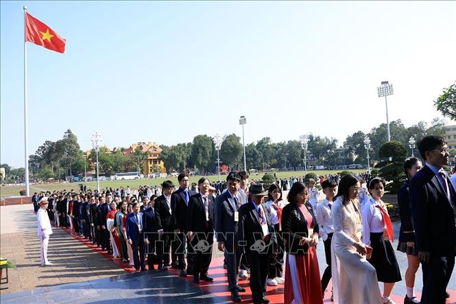 Các đại biểu vào Lăng viếng Chủ tịch Hồ Chí Minh. Ảnh: Tuấn Anh - TTXVN