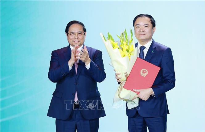 Thủ tướng Phạm Minh Chính trao Quyết định bổ nhiệm ông Lê Ngọc Sơn, Tổng Giám đốc Tập đoàn Công nghiệp-Năng lượng Quốc gia Việt Nam giữ chức Chủ tịch HĐTV của Tập đoàn. Ảnh: Dương Giang-TTXVN
