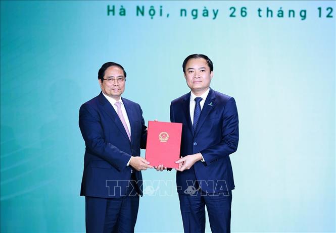 Thủ tướng Phạm Minh Chính trao Quyết định bổ nhiệm ông Lê Ngọc Sơn, Tổng Giám đốc Tập đoàn Công nghiệp-Năng lượng Quốc gia Việt Nam giữ chức Chủ tịch HĐTV của Tập đoàn. Ảnh: Dương Giang-TTXVN