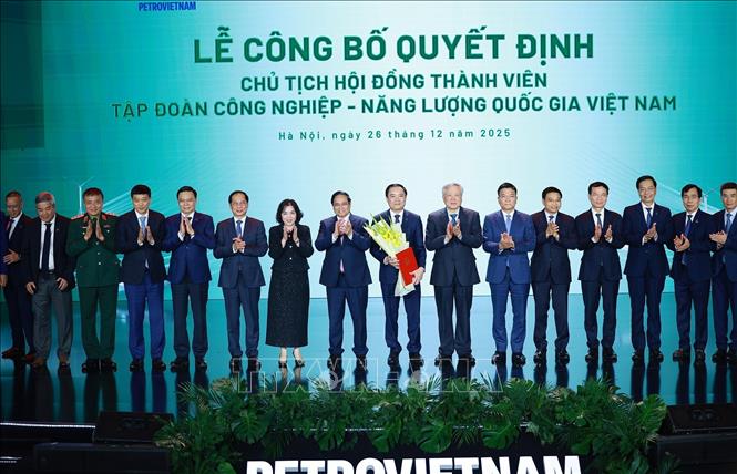 Thủ tướng Phạm Minh Chính và các đại biểu chúc mừng Chủ tịch Hội đồng thành viên Tập đoàn Công nghiệp-Năng lượng Quốc gia Việt Nam Lê Ngọc Sơn. Ảnh: Dương Giang-TTXVN
