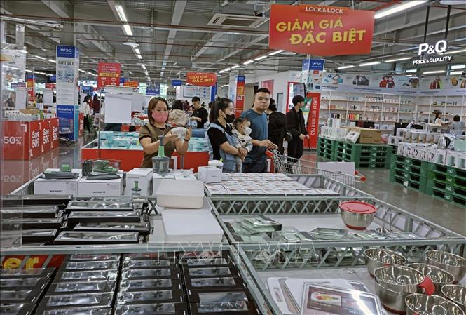 Khách hàng mua sắm sản phẩm của LocknLock. Ảnh: Trần Việt - TTXVN