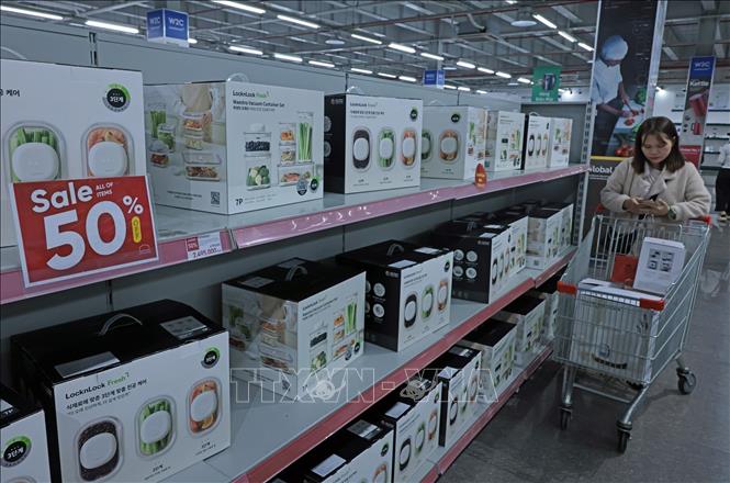 Nhiều mặt hàng của LocknLock được giảm giá. Ảnh: Trần Việt - TTXVN