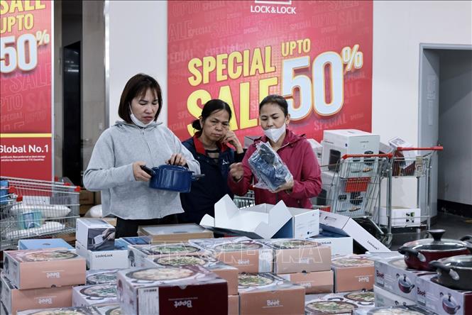 Khách hàng mua sắm sản phẩm của LocknLock. Ảnh: Trần Việt - TTXVN