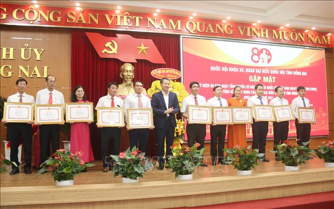 Ông Vũ Hồng Văn, Bí thư Tỉnh ủy, Trưởng Đoàn đại biểu Quốc hội tỉnh Đồng Nai trao bằng khen cho các tập thể. Ảnh: Công Phong - TTXVN