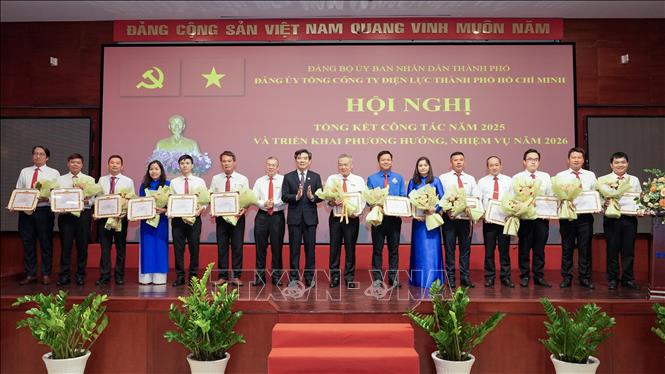 Lãnh đạo Tập đoàn Điện lực Việt Nam tặng hoa và bằng khen cho các tập thể, các nhân hoàn thành xuất sắc nhiệm vụ năm 2025. Ảnh: Thanh Vũ-TTXVN
