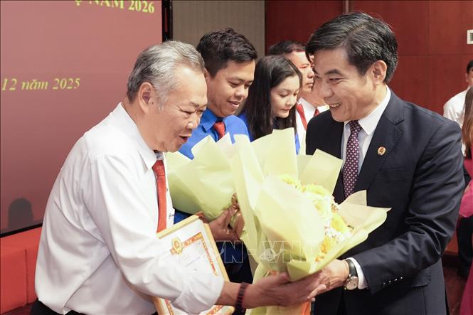 Lãnh đạo Tập đoàn Điện lực Việt Nam tặng hoa và Bằng khen cho các tập thể, các nhân hoàn thành xuất sắc nhiệm vụ năm 2025.  Ảnh: Thanh Vũ-TTXVN
