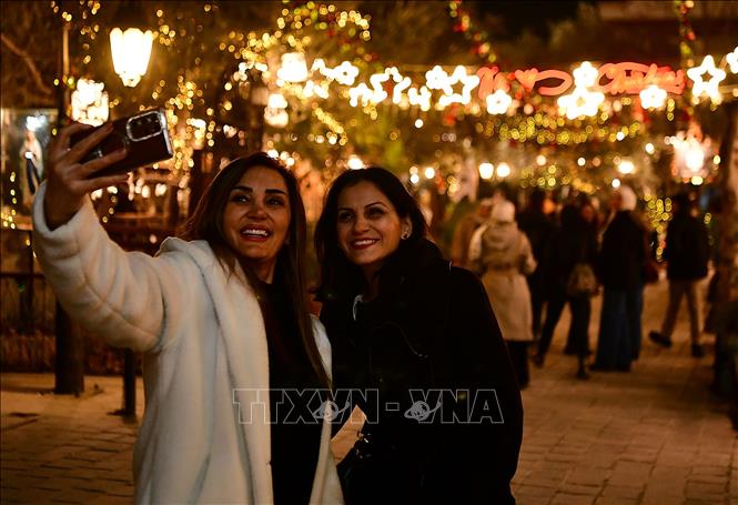 Người dân tận hưởng không khí Giáng sinh tại Damascus, Syria. Ảnh: THX/TTXVN