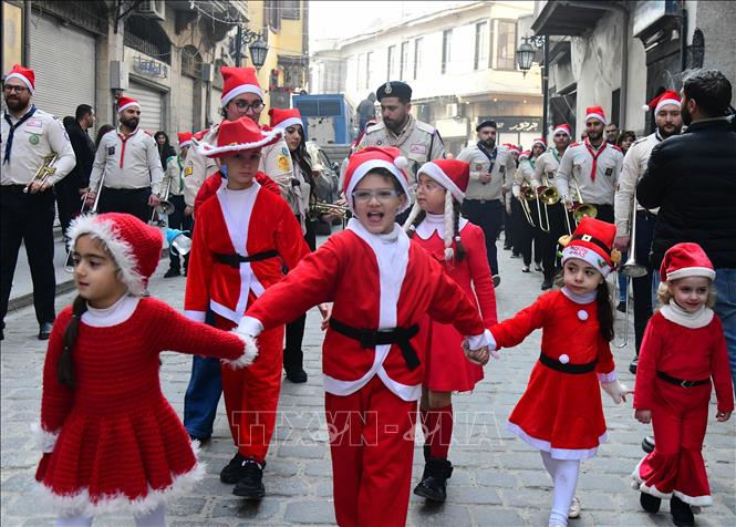 Các em nhỏ mặc trang phục Ông già Noel đón Giáng sinh tại Damascus, Syria. Ảnh: THX/TTXVN