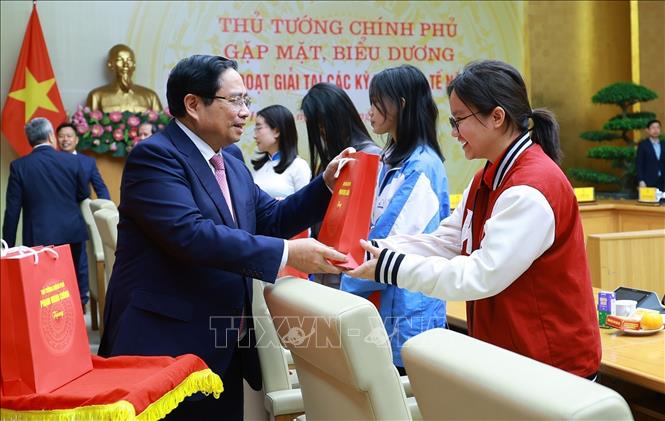 Prime Minister Pham Minh Chinh presents gifts to students. VNA Photo: Dương Giang