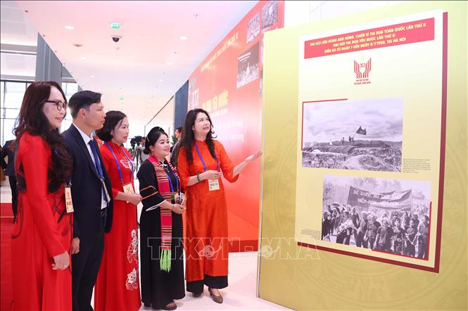 Các đại bieur tham quan Trưng bày ảnh của Thông tấn xã Việt Nam. Ảnh: Văn Điệp - TTXVN