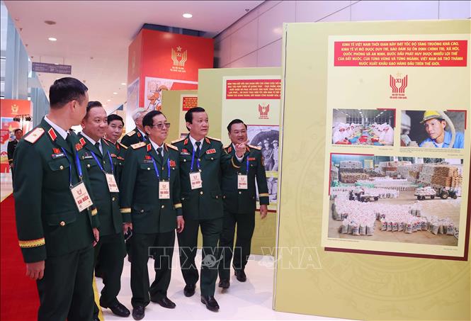 Các đại bieur tham quan Trưng bày ảnh của Thông tấn xã Việt Nam. Ảnh: Văn Điệp - TTXVN