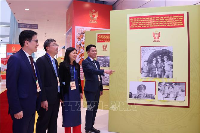 Các đại bieur tham quan Trưng bày ảnh của Thông tấn xã Việt Nam. Ảnh: Văn Điệp - TTXVN