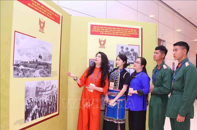 Các đại biểu tham quan Trưng bày ảnh của Thông tấn xã Việt Nam. Ảnh: Văn Điệp - TTXVN