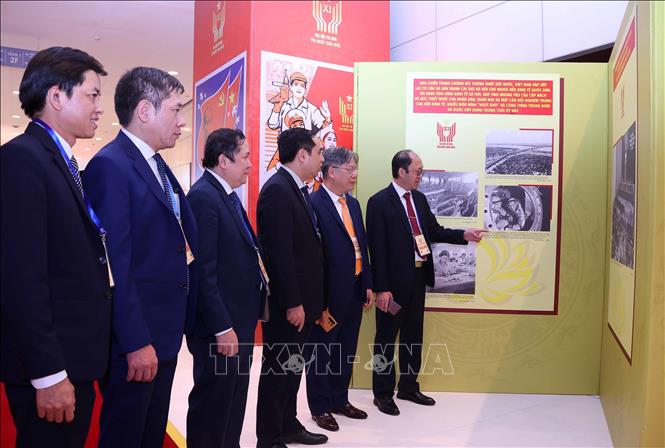 Các đại biểu tham quan Trưng bày ảnh của Thông tấn xã Việt Nam. Ảnh: Văn Điệp - TTXVN