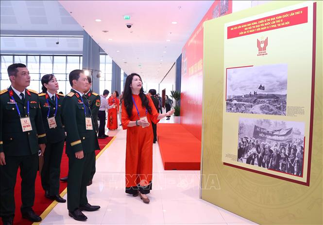 Các đại biểu tham quan Trưng bày ảnh của Thông tấn xã Việt Nam. Ảnh: Văn Điệp - TTXVN