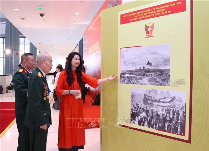 Các đại biểu tham quan Trưng bày ảnh của Thông tấn xã Việt Nam. Ảnh: Văn Điệp - TTXVN